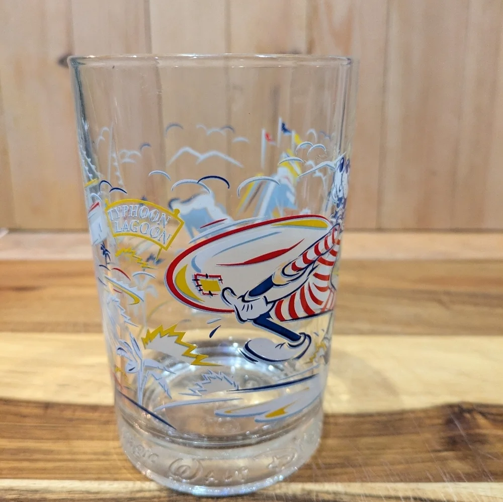 Disney Goofy Cartoon Character Glass with Surfboard Design